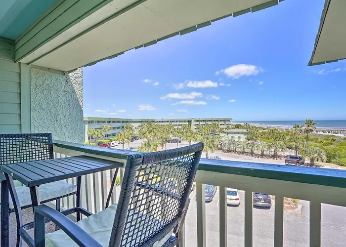 Beachfront Isle Of Palms Condo W/ Balcony & Pool!